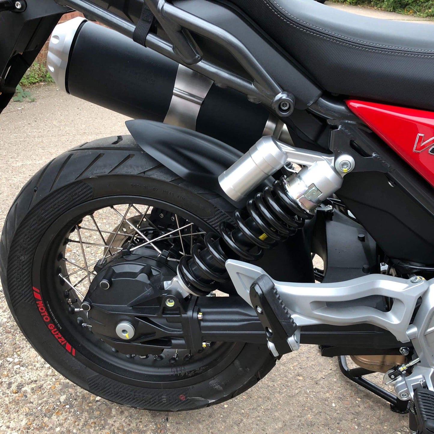 Hugger | Gloss Black | Moto Guzzi V85 TT 2019> - Bikerr