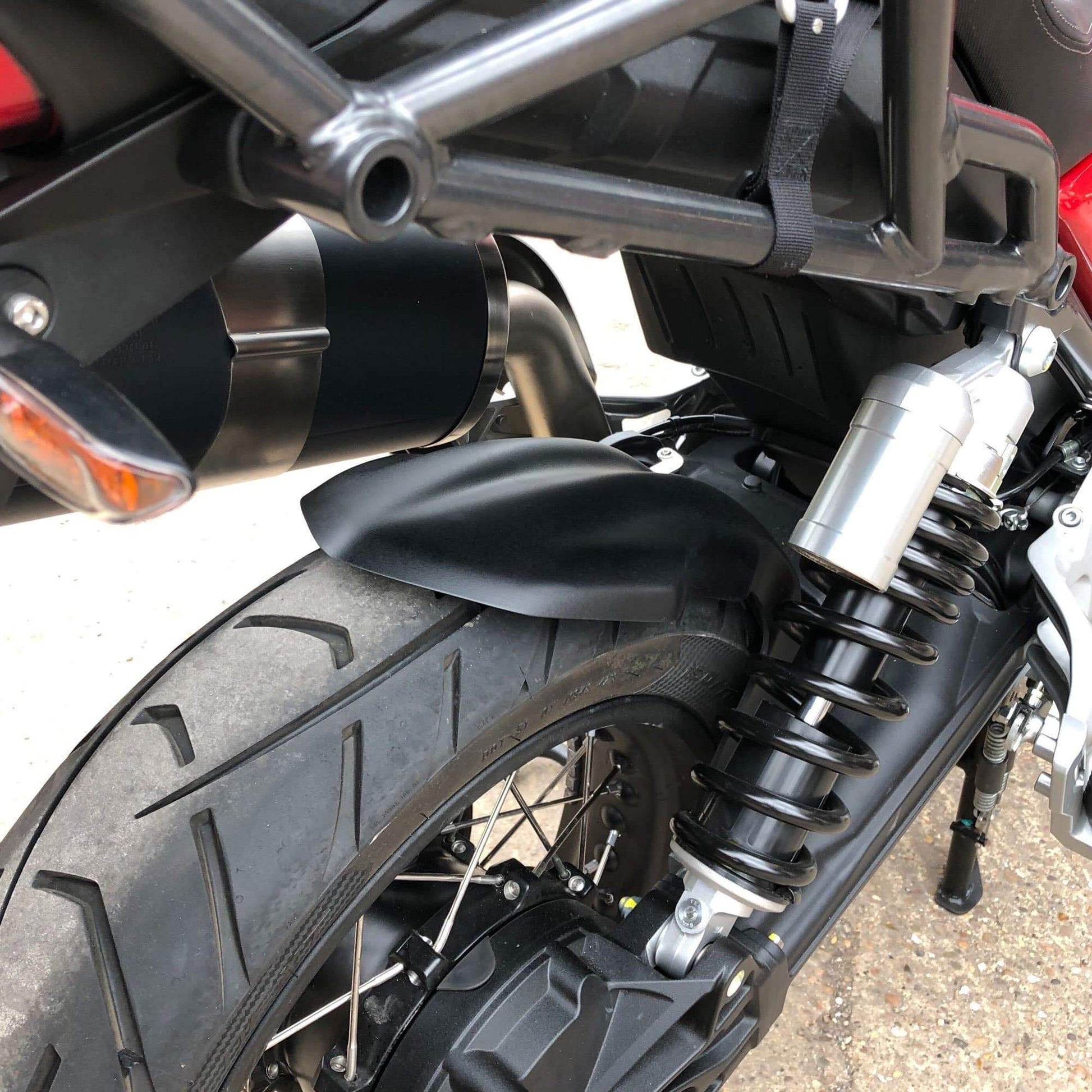 Hugger | Gloss Black | Moto Guzzi V85 TT 2019> - Bikerr